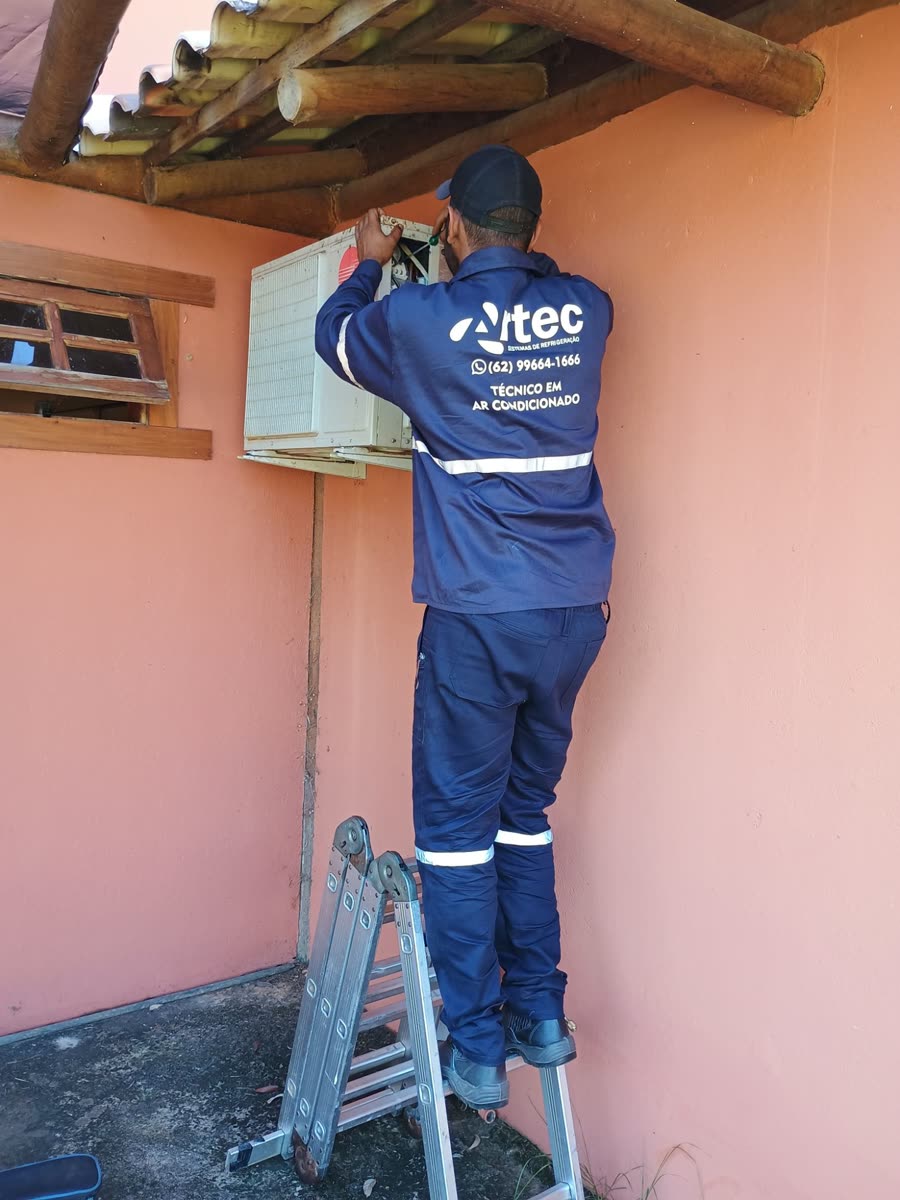 Técnico da Artec fazendo manutenção na condensadora de um ar-condicionado