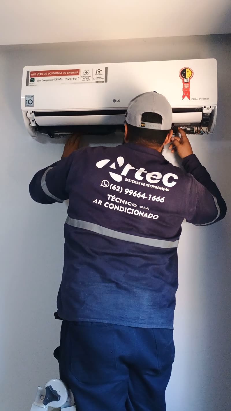 Técnico da Artec fazendo manutenção em um split LG